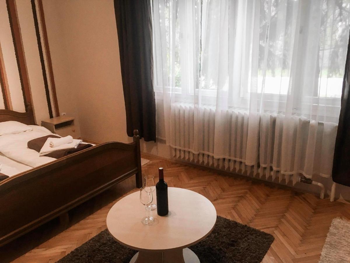 Tompos Vendeghaz Es Pince Hotel Villany Bagian luar foto