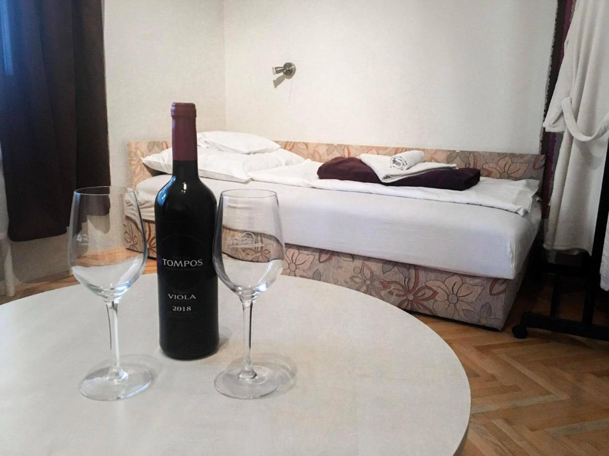 Tompos Vendeghaz Es Pince Hotel Villany Bagian luar foto